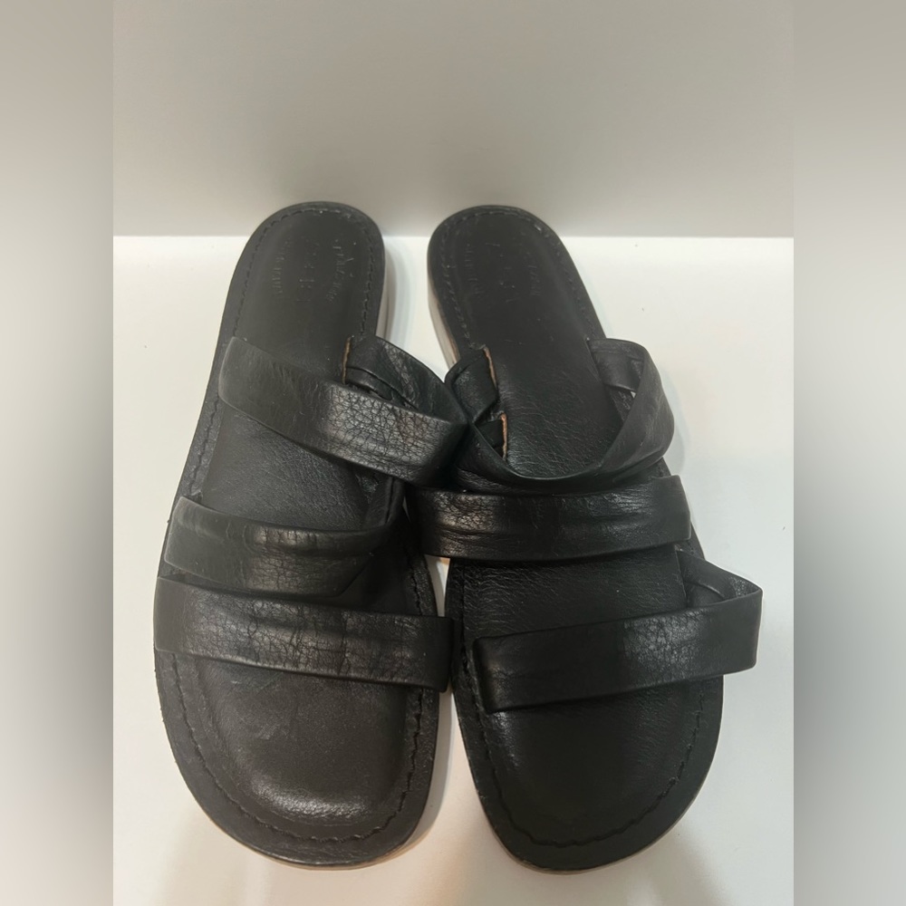 Assisi black leather sandals. Bundle $10 items at 2/$10